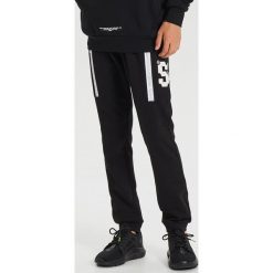 Joggery z kontrastowymi wstawkami - Czarny. Czarne spodnie męskie Cropp, s, bez wzorów. Za 119,99 zł.