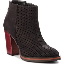 Botki CARINII - B4440 360-000-000-B77. Czarne buty zimowe damskie Carinii, z nubiku. W wyprzedaży za 259,00 zł.