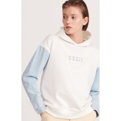 Bluza z jeansowymi rękawami - Kremowy. Białe bluzy damskie Reserved, s, bez wzorów, z jeansu, bez rękawów, bez kaptura. W wyprzedaży za 59,99 zł.