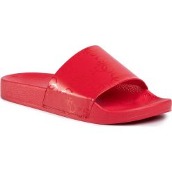 Klapki GUESS - E02Z10 BB00F G5B5. Czerwone klapki damskie Guess, z aplikacjami, ze skóry ekologicznej, bez obcasa. W wyprzedaży za 129,00 zł.