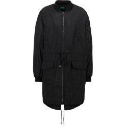 Benetton Kurtka Bomber black. Czarne kurtki damskie Benetton, z poliesteru. W wyprzedaży za 300,30 zł.