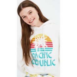 Bluzy damskie: Biała bluza z kapturem