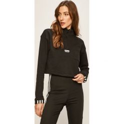 Adidas Originals - Bluza. Czarne bluzy damskie adidas Originals, bez wzorów, z bawełny, z krótkim rękawem, krótkie, bez kaptura. Za 229,90 zł.