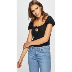 Glamorous - Top. Czarne bluzki damskie Glamorous, xs, bez wzorów, z elastanu, z dekoltem karo. W wyprzedaży za 69,90 zł.