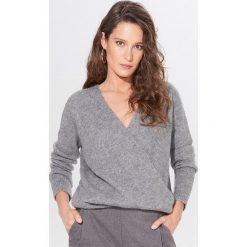 Kopertowy sweter z domieszką wełny - Szary. Szare swetry damskie Mohito, s, bez wzorów, z wełny, bez rękawów, bez kaptura. Za 119,99 zł.