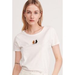 T-shirt z minimalistycznym haftem - Kremowy. Białe t-shirty damskie Reserved, s, z haftami, bez kołnierzyka. Za 29,99 zł.