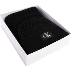 Zestaw Szalik i Czapka CALVIN KLEIN JEANS - J Waffle Scarf+Beanie K60K606250 BDS. Czarne czapki męskie Calvin Klein Jeans, na zimę, bez wzorów, z wiskozy. W wyprzedaży za 279,00 zł.