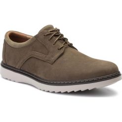 Półbuty CLARKS - Un Geo Lace 261411497 Dark Olive Nubuck. Zielone półbuty męskie Clarks, na co dzień, bez wzorów, ze skóry, bez zapięcia. W wyprzedaży za 209,00 zł.