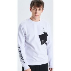Bluza z asymetryczną kieszenią kolekcja Futuristic Youth - Biały. Białe bluzy męskie marki Cropp, s. Za 99,99 zł.