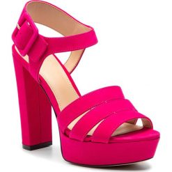Sandały GUESS - Lylah FL6LYL SUE03 FUXIA. Różowe klapki damskie Guess, z aplikacjami, ze skóry ekologicznej, bez obcasa, na obcasie. W wyprzedaży za 619,00 zł.
