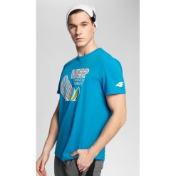 Koszulka męska 4Hills TSM100 - niebieski. Niebieskie koszulki męskie 4f, m, z nadrukiem, z jersey, z dekoltem na plecach, krótkie. Za 59,99 zł.