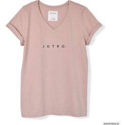 T-shirt pudrowy róż JUTRO. Różowe t-shirty damskie Pakamera, z napisami, klasyczne, z klasycznym kołnierzykiem. Za 89,00 zł.