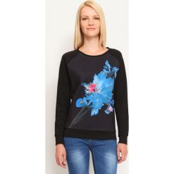 BLUZA NIEROZPINANA DAMSKA W KWIATY, Z NADRUKIEM. Czarne bluzy damskie TROLL, xs, z nadrukiem, z dzianiny, bez rękawów, bez kaptura. W wyprzedaży za 29,99 zł.