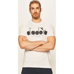 Diadora - T-shirt. Białe bluzki damskie Diadora, s, z nadrukiem, z bawełny, casualowe, z okrągłym kołnierzem, z krótkim rękawem. Za 99,90 zł.