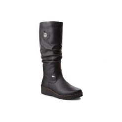 RIEKER Y4668-00. Czarne kozaki damskie Rieker, ze skóry, bez obcasa, bez zapięcia. Za 399,99 zł.