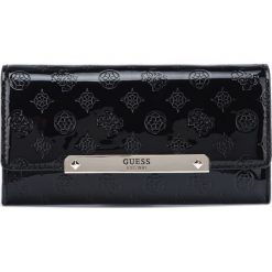 Guess Highlight Mini Kopertówka Czarny. Czarne kopertówki damskie Guess, w paski, z materiału, bez dodatków. Za 349,95 zł.