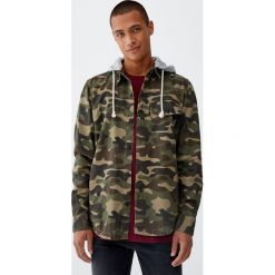 Koszula wierzchnia z serży z odpinanym kapturem. Brązowe koszule męskie marki Pull&Bear, m, z kapturem, z długim rękawem. Za 109,00 zł.