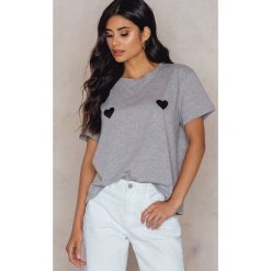 NA-KD T-shirt Hearts - Grey. Szare t-shirty damskie NA-KD, bez wzorów, z bawełny, z okrągłym kołnierzem. W wyprzedaży za 40,47 zł.