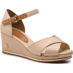 Espadryle TOMMY HILFIGER - Feminine Mid Wedge Sandal Basic FW0FW04077 Desert Sand 932. Brązowe espadryle damskie TOMMY HILFIGER, bez wzorów, ze skóry, bez obcasa, na obcasie. W wyprzedaży za 279,00 zł.