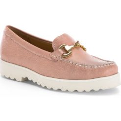Buty damskie. Różowe półbuty damskie Wittchen, na co dzień, bez wzorów, ze skóry, klasyczne, bez obcasa, bez zapięcia. W wyprzedaży za 259,90 zł.