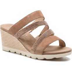 Klapki CAPRICE - 9-27202-22 Stone Suede 221. Pomarańczowe klapki damskie Caprice, z aplikacjami, ze skóry, bez obcasa, na obcasie. W wyprzedaży za 179,00 zł.