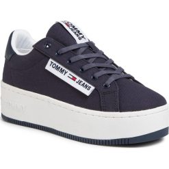 Sneakersy TOMMY JEANS - Oversized Label Icon Sneaker EN0EN00787 Twilight Navy C87. Niebieskie półbuty damskie Tommy Jeans, z jeansu. W wyprzedaży za 339,00 zł.