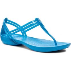 Sandały CROCS - Isabella T-Strap 202467 Blue. Niebieskie klapki damskie Crocs, bez wzorów, z tworzywa sztucznego, bez obcasa. W wyprzedaży za 99,00 zł.