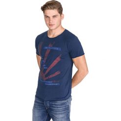 Tom Tailor Denim Koszulka Niebieski. Niebieskie podkoszulki męskie TOM TAILOR DENIM, xl, z nadrukiem, z bawełny, bez kołnierzyka, z krótkim rękawem, krótkie. Za 90,95 zł.