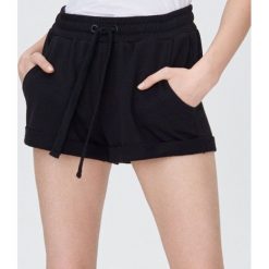 Dresowe szorty - Czarny. Czarne szorty damskie Sinsay, s, bez wzorów, z dresówki. Za 19,99 zł.