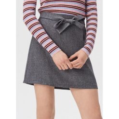 Spódnica mini z wiązaniem - Szary. Szare spódniczki damskie Sinsay, s, bez wzorów, mini. Za 49,99 zł.