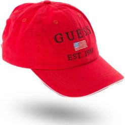 CZAPKA Z DASZKIEM GUESS. Czerwone czapki męskie Guess, z aplikacjami, z bawełny. Za 139,00 zł.