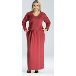 Bordowa sukienka maxi długa z kieszeniami, rozporkiem i rękawkiem PLUS SIZE. Czerwone sukienki damskie Moda Size Plus Iwanek, na co dzień, na jesień, xl, w paski, eleganckie, bez kołnierzyka, plus size, z długim rękawem, długie, maxi, proste. Za 139,00 zł.