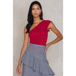 NA-KD Top One Shoulder Frill - Red. Czerwone topy damskie marki NA-KD, bez wzorów, z wiskozy, z falbankami. W wyprzedaży za 24,28 zł.