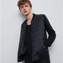 Bluza z pikowaną wstawką - Czarny. Czarne bluzy męskie Reserved, s, bez wzorów, bez kołnierzyka, bez rękawów, bez kaptura. Za 139,99 zł.