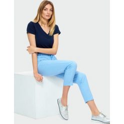 Błękitne spodnie z paskiem. Niebieskie spodnie damskie Greenpoint, bez wzorów, z wiskozy. Za 119,99 zł.