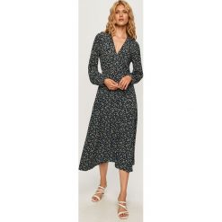 Tommy Hilfiger - Sukienka. Niebieskie sukienki damskie TOMMY HILFIGER, na co dzień, s, w kwiaty, z wiskozy, casualowe, bez kołnierzyka, z długim rękawem, długie, midi, rozkloszowane. Za 749,90 zł.