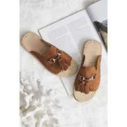 Camelowe Klapki Bearling. Brązowe klapki damskie Born2be, w paski. Za 59,99 zł.