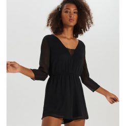 Elegancki kombinezon z szyfonu - Czarny. Czarne kombinezony damskie Cropp, bez wzorów, z szyfonu, eleganckie, bez kołnierzyka, bez rękawów. Za 79,99 zł.