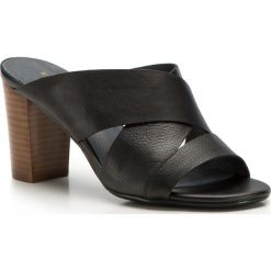 Buty damskie. Czarne klapki damskie Wittchen, w paski, ze skóry, bez obcasa, na obcasie. W wyprzedaży za 179,90 zł.