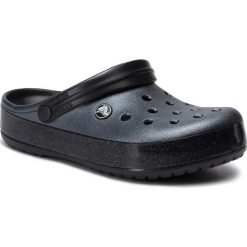Klapki CROCS - Crocband Printed Clog 205834 Metallic Black. Szare klapki damskie Crocs, bez wzorów, z tworzywa sztucznego, bez obcasa. Za 219,00 zł.