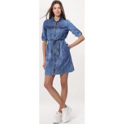 Niebieska Sukienka Searched. Niebieskie sukienki damskie Born2be, na imprezę, na lato, bez wzorów, z jeansu, eleganckie, z wykładanym kołnierzem, bez rękawów. Za 79,99 zł.