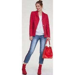 Blezer w kolorze czerwonym. Czerwone bolerka i narzutki damskie Heine, bez wzorów, bez rękawów. W wyprzedaży za 149,95 zł.