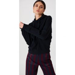 NA-KD Basic Bluza z kapturem basic - Black. Czarne bluzy damskie marki NA-KD Basic, bez wzorów, z bawełny, z długim rękawem, długie, z kapturem. Za 100,95 zł.