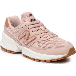 Sneakersy NEW BALANCE - WS574ADA Różowy. Różowe półbuty damskie New Balance, na co dzień, bez wzorów, z zamszu, bez obcasa, na płaskiej podeszwie, bez zapięcia. W wyprzedaży za 339,00 zł.