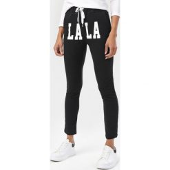 Czarne Spodnie Tharith. Czarne spodnie damskie Born2be, s, z dresówki. Za 79,99 zł.