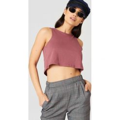 NA-KD Basic Krótki top na ramiączkach - Pink. Różowe topy damskie marki NA-KD Basic, bez wzorów, z okrągłym kołnierzem. W wyprzedaży za 22,40 zł.