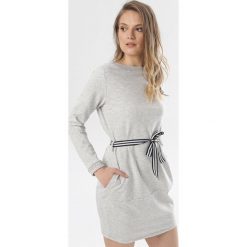 Jasnoszara Sukienka Larainey. Szare sukienki damskie Born2be, s, bez wzorów, z dzianiny, bez kołnierzyka, bez rękawów. W wyprzedaży za 64,99 zł.