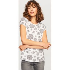 T-shirt we wzory - Biały. Białe t-shirty damskie Reserved, l. Za 39,99 zł.