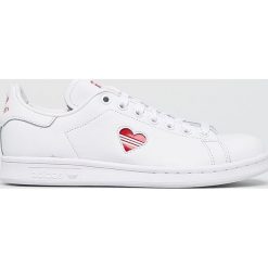 Adidas Originals - Buty Stan Smith. Białe buty sportowe damskie adidas Originals, bez wzorów, ze skóry, sportowe. W wyprzedaży za 349,90 zł.