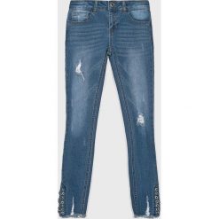 Guess Jeans - Jeansy dziecięce 136-175 cm. Niebieskie jeansy dziewczęce Guess Jeans, z aplikacjami, z elastanu. W wyprzedaży za 189,90 zł.